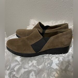 Clarks Women’s Shoes Size 9.5 Suede Taupe Slip-On Comfort Elegant & Comfortable